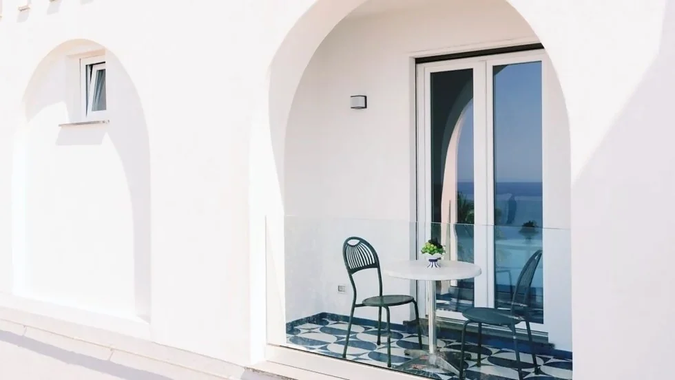 Porta-finestra su balcone vista mare